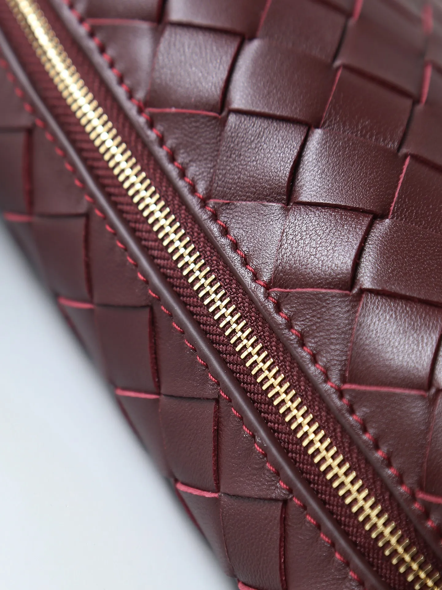 Batch 1300. 𝗕𝗼𝘁𝘁𝗲𝗴𝗮 𝗩𝗲𝗻𝗲𝘁𝗮———— The latest version of the loop camera bag💥 at the BV King of Cost-Effectiveness counter, large woven texture➕As always, ultra-high-quality lambskin, with zippers and adjustable drawstrings, it is especially suitable for the belly💫It can fit anything, and it is very light in weight. It is suitable for girls of all ages. Size: 17*10*6 Style number: 680254